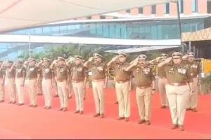 लखनऊ: यूपी पुलिस मुख्यालय में मनाया गया झंडा दिवस, डीजीपी सहित कई बड़े अधिकारी रहे मौजूद