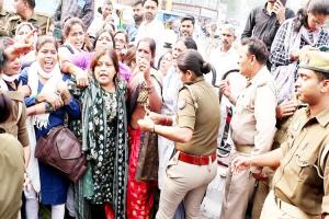 महंगाई और सांसद संजय सिंह की रिहाई की मांग को लेकर आप की महिला विंग ने बीजेपी कार्यालय पर किया जोरदार प्रदर्शन 