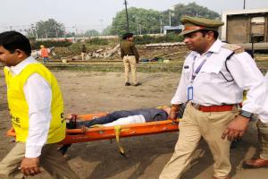 लखनऊ: चारबाग रेलवे स्टेशन पर NDRF-Railway ने किया मॉकड्रिल, ट्रेन हादसे में बचाव कार्य को लेकर DRM ने की समीक्षा