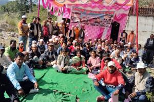 रामनगर: धनगढ़ी पुल निर्माण को लेकर दिया लोगों ने धरना