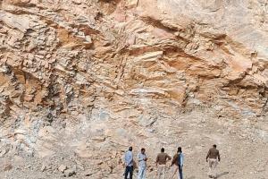पत्थर की खदान में चट्टान से गिरने से दो मजदूरों की मौत