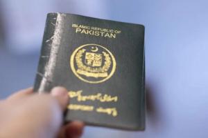 पाकिस्तान में पासपोर्ट के लिए लेमिनेशन पेपर की भारी किल्लत, लोगों का बढ़ा इंतजार 