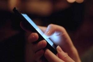 मुरादाबाद : मोबाइल की लत से बढ़ी टेक्स्ट नेक सिंड्रोम की समस्या, ऐसे करें बचाव