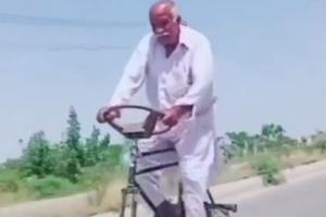 VIRAL VIDEO: बुजुर्ग शख्स ने सड़क पर दौड़ाई डबल-डेकर साइकिल, देसी जुगाड़ देख आप भी रह जाएंगे दंग 