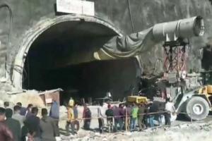सिलक्यारा सुरंग हादसा: मलबे से ऑगर ब्लेड हटाने के लिए हैदराबाद से आया प्लाज्मा कटर, सुरंग के ऊपर भेजी गई ड्रिल मशीन 