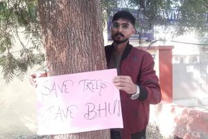 BHU में पेड़ कटाई के विरोध में एनएसयूआई बीएचयू इकाई ने चलाया चिपको आंदोलन