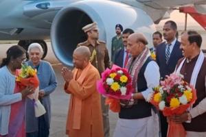 लखनऊ पहुंचीं राष्ट्रपति द्रौपदी मुर्मू, एयरपोर्ट पर रक्षामंत्री राजनाथ सिंह और मुख्यमंत्री योगी ने किया स्वागत