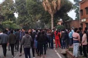 प्रयागराज: शुआट्स कॉलेज में परीक्षा स्थगित, छात्रों की तोड़फोड़ और आगजनी