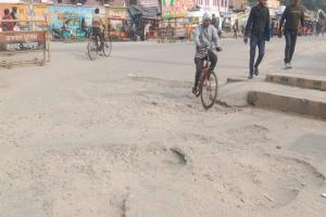 फतेहपुर: गड्ढों में तब्दील होती जा रहीं शहर की सड़कें, जिला अस्पताल के सामने से गायब हो गई सड़क