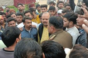 आगरा: हिंदू संगठन के कार्यकर्ताओं मवेशियों से भरे ट्रक को पकड़ा तो दरोगा ने की अभ्रद्रता, जमकर हुई नारेबाजी 