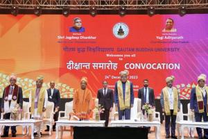 Person of Action के प्रतीक बन चुके हैं योगी आदित्यनाथ, उप राष्ट्रपति ने मंच से की CM Yogi की तारीफ