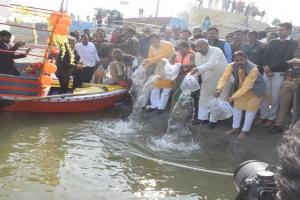  कानपुर: प्रधानमंत्री मत्स्य संपदा योजना के तहत  अटल घाट पर गंगा में छोड़ी गईं एक लाख मछलियां