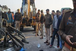 बहराइच सड़क हादसा: गुजरात में रजिस्टर्ड है डग्गामार बस, हादसे में तीन की हुई है मौत