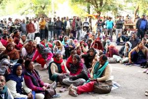 लखनऊ: पुनरीक्षित वेतनमान समेत कई मागों को लेकर धरने पर बैठे LDA के स्मारक संरक्षक समिति के कर्मचारी