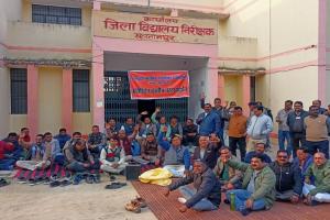सुलतानपुर: कार्यालय से अधिकारी गायब, धरने पर बैठे शिक्षक, नहीं मिला है 17 महीने का वेतन 