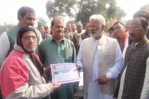 रायबरेली: मंत्री स्वतंत्र देव सिंह ने ग्राम पंचायत का किया निरीक्षण, किसानों से की वार्ता