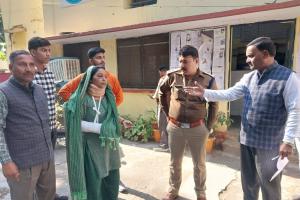 रुद्रपुर: मामूली विवाद में मां-बेटी का गला दबाकर मारने का प्रयास, लाठी-डंडों के हमले से किया अधमरा