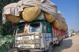 रुद्रपुर: ट्रक की टक्कर से सूबेदार की पत्नी की दर्दनाक मौत