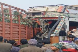 सीतापुर में NH पर ट्रक और डीसीएम की आमने-सामने भिड़ंत, तीन घायल - हालत गंभीर 