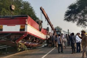 बलरामपुर : पुल की रेलिंग तोड़ खाई में गिरी रोडवेज बस, दो की मौत -18 घायल