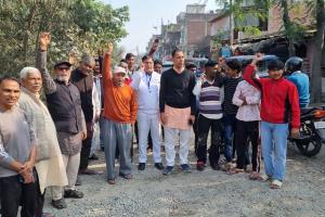 रुद्रपुर: अटरिया मार्ग में गड्ढे को लेकर भिड़े भाजपा-कांग्रेस नेता