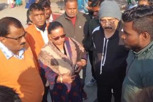 बरेली: डोर टू डोर- वेतन न मिलने पर कर्मचारियों ने काम बंद रखकर राजेंद्रनगर में लगाया जाम