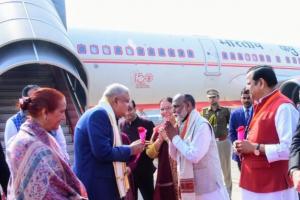भाजपा  कार्यकर्ताओं ने एयरपोर्ट पर किया उपराष्ट्रपति का स्वागत 