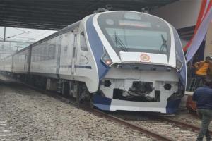 पीएम मोदी का अयोध्या दौरा: रामनगरी पहुंची वंदे भारत एक्सप्रेस, रेलवे स्टेशन का नया भवन किया गया सील 