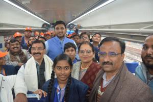 चारबाग स्टेशन पहुंची वंदे भारत के साथ यात्रियों ने ली सेल्फी