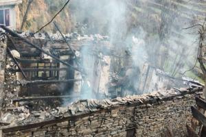हिमाचल प्रदेश: गांव में तीन मकान आग में जलकर राख
