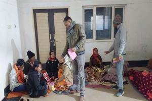 सुलतानपुर: 'सांता क्लॉस' बनकर रात में सोते गरीबों के पास पहुंचे डूडा के अधिकारी, ठंड से बचाव के लिए भेजा आश्रय गृह 