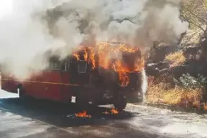 महाराष्ट्र: नासिक में राज्य परिवहन की बस आग में जल कर खाक, यात्री सुरक्षित 