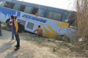 Auraiya Accident: कोहरे में बंबा में गिरी श्रद्धालुओं से भरी बस… खिड़कियों से कूदकर यात्रियों ने बचाई जान