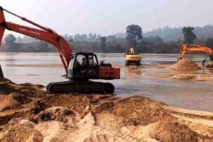Banda News: नदी की जलधारा में मिला अवैध खनन, लेखपाल, कानूनगो व चौकी इंचार्ज निलंबित
