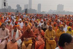 कोलकाता: एक लाख से अधिक लोगों ने किया गीता का पाठ, तृणमूल और भाजपा में छिड़ी जुबानी जंग  