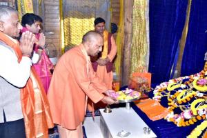 अयोध्या: मुख्यमंत्री ने रामलला के दरबार में नवाया शीश, हनुमानगढ़ी में टेका मत्था 