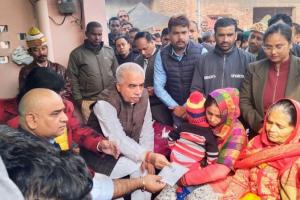 Kanpur: आतंकी हमले में शहीद के परिजनों को कैबिनेट मंत्री राकेश सचान ने सौंपा चेक, CM Yogi Adityanath ने की थी ये घोषणा