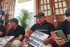 बेघरों की मौत पर मुख्यमंत्री से जवाब मांगना पड़ा भारी, भाजपा विधायकों को  किया गया सदन से बाहर