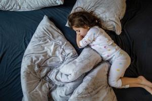 छुट्टियों के दौरान सोने की अलग-अलग व्यवस्था शायद आपके बच्चे की नींद का पैटर्न बिगाड़ेगी नहीं
