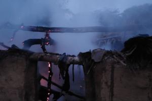 Hamirpur News: ठिठुरन से बचने को जलाए गए अलाव से घर जला, वृद्धा की जलने से हुई मौत