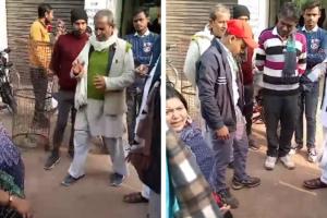 UP के Hamirpur में टीचर ने छात्र के कटवा दिए सिर के बाल, माँ ने स्कूल में जमकर किया हंगामा, घटना का Video वायरल