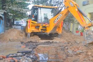 मुरादाबाद: पाइप लाइन फटने से सैकड़ों घरों में पानी की किल्लत