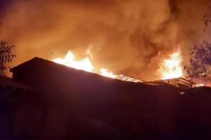 जम्मू-कश्मीर : बारामूला में आग लगने से एक कारखाना और दो मकान क्षतिग्रस्त 