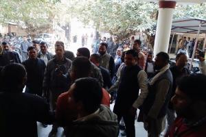 रामपुर: संपूर्ण समाधान दिवस में वकीलों ने जमकर किया हंगामा, लेखपाल पर लगाए आरोप
