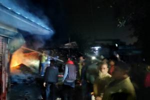 Unnao Fire: सब्जी मंडी में रखी गुमटियों में लगी आग... लोगों में मचा हड़कंप, दमकल ने पाया काबू