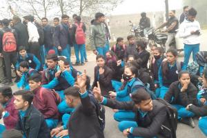 बरेली: सैकड़ों छात्र-छात्राओं ने दिल्ली हाइवे किया जाम, निजी मेडिकल कॉलेज पर फर्जीवाड़े का आरोप 
