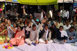 दिनेशपुर: माटकोटा-गदरपुर मार्ग के पुनर्निर्माण को लेकर कांग्रेसियों ने दिया धरना