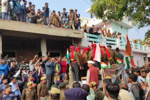 Kanpur News: जम्मू में शहीद का पार्थिव शरीर पहुंचा गांव, उमड़ा सैलाब, मंत्री, अधिकारी संग कई लोग मौजूद