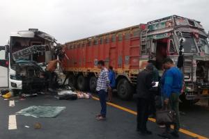 Kannauj Accident: आगरा लखनऊ एक्सप्रेस-वे पर खड़े ट्रक में पीछे से घुसी बस, चालक की मौत व 16 यात्री घायल