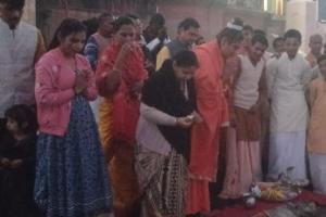 Kanpur News: किन्नर मंगलामुखी मन्नत मां की अगुवायी में दीपदान, हिंदू राष्ट्र के लिए प्रार्थना